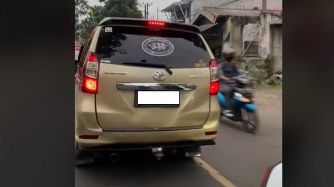 Pemotor Nyaris Kena Tipu Muslihat Lihat Toyota Veloz Melintas di Jalan, Ternyata Ini Wujud Sebenarnya