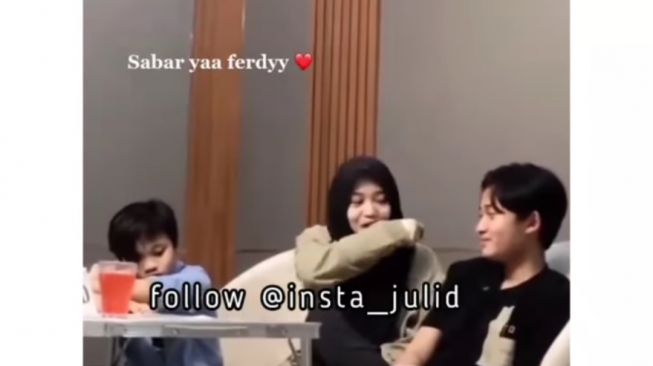 Ferdi murung diajak main Putri Delina (Instagram/@insta_julid)