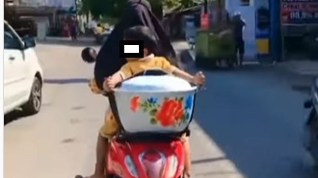 Viral Emak-Emak Penunggang Honda Scoopy Menyuruh Bocil Tahan Panci Besar, Tuai Cibiran Publik