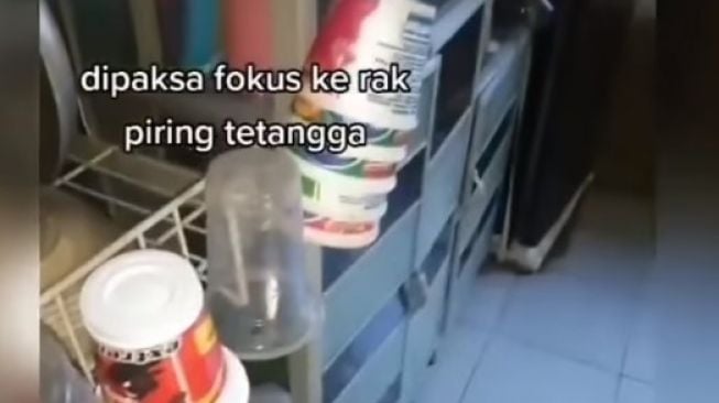 Lagi Bertamu, Pria Ini Diam-diam Rekam Dapur dan Nyinyiri Isi Rak Piring Tetangga: Dipaksa Fokus