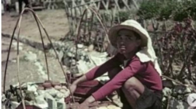 Beredar Foto Jadul Penjual Makanan Keliling di Tahun 1960, Publik Soroti Ukuran Makanan Ini