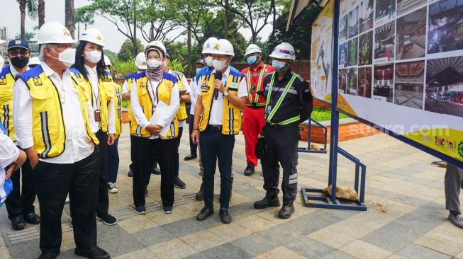 Menteri Pekerjaan Umum dan Perumahan Rakyat (PUPR) Basuki Hadimuljono (kiri) saat meninjau revitalisasi Taman Mini Indonesia Indah (TMII), Jakarta Timur, Selasa (12/7/2022). [Suara.com/Alfian Winanto]