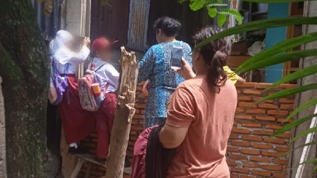 Anak SD di Padangsidimpuan Panjat Tembok Menuju ke Sekolah, Ini Penyebabnya