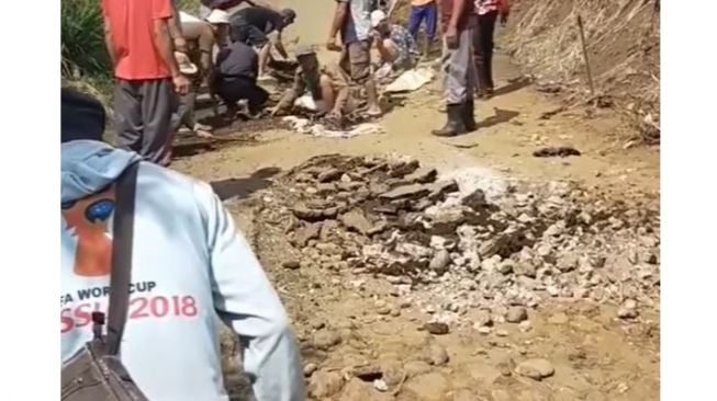 Sering Terjadi Kecelakaan, Warga di Pagar Alam Gotong Royong Perbaiki Jalan