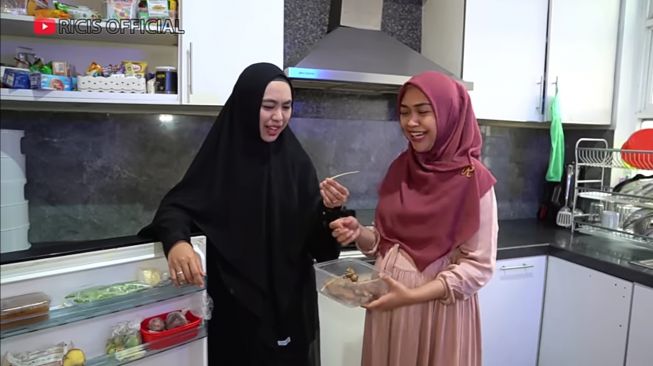 Lucunya Oki Setiana Dewi Ngaku Tak Bisa Masak, Bilang Kunyit Jadi Lengkuas