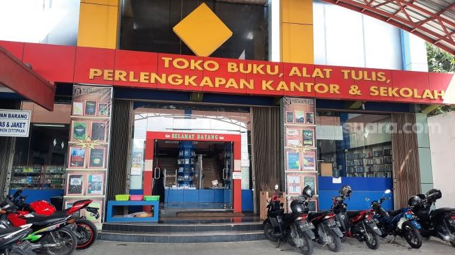 Penjual Kebutuhan Sekolah di Bantul Kebanjiran Pembeli sejak PTM Dimulai Lagi, Sepatu Hitam Laris Manis