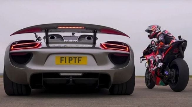 Adu kencang motor MotoGP dan Porsche 918 Spyder (Youtube)