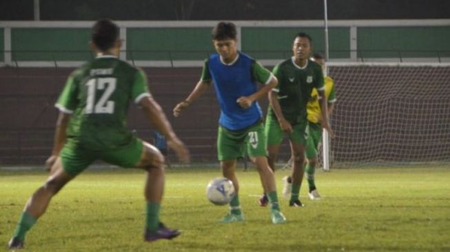 Pemain PSMS Medan menggelar latihan malam hari. (ANTARA/HO)