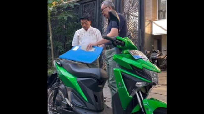 Dr H Moeldoko menyatakan tengah mengembangkan sepeda motor listrik karya Mobil Anak Bangsa (MAB) [Instagram dr_moeldoko].