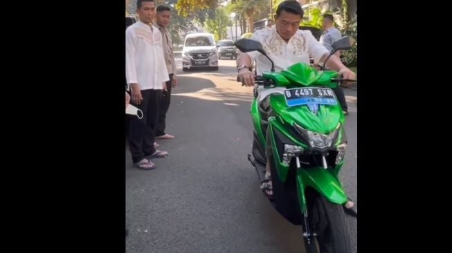 Potret Tengah Menunggang Skuter, Dr H Moeldoko Menyatakan MAB Mulai Kembangkan Sepeda Motor Listrik