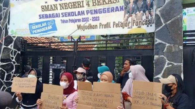 Aksi demo emak-emak di SMAN 4 Kota Bekasi (Instagram @bekasi_24_jam)