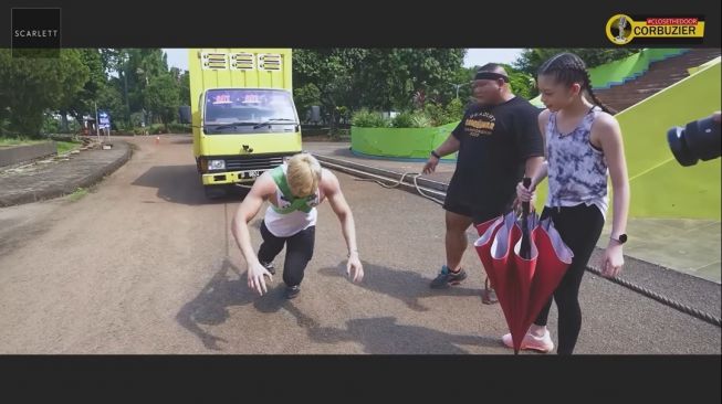 Potret Azka Corbuzier Tarik Truk 5 Ton (YouTube Azka Corbuzier)