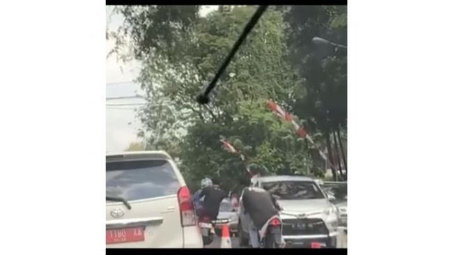 Gerombolan Pemuda Naik Motor Acak-acak Cone Pembatas Jalan Tuai Kecaman