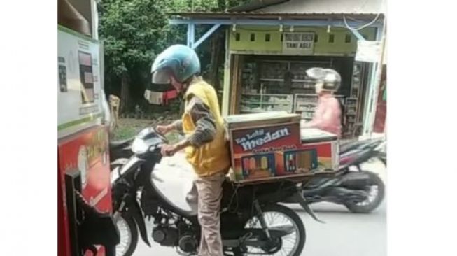 Viral, Video Penjual Es Loli Beli Bensin, Bayar Pakai Dagangan yang Tidak Kunjung Laku