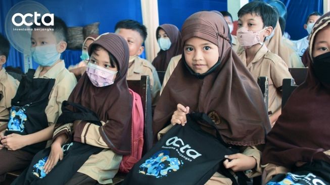 Punya Perpustakaan Baru, Murid SDN Depok II Rayakan dengan Edukasi Literasi Keuangan