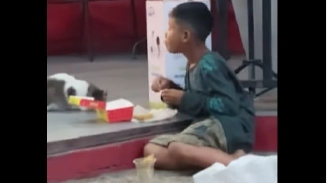 Momen Haru Pemulung Cilik Tetap Berbagi Makanan dengan Kucing Liar Banjir Pujian: Definisi Kaya Sesungguhnya