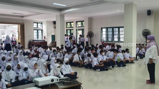 Hari Pertama Masuk Sekolah, Ribuan Siswa Tak Tertampung di SMP Negeri Cimahi