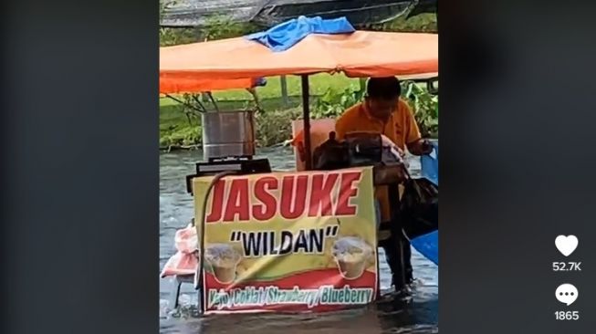 Penjual Jasuke di Tengah Aliran Air Hujan. (TikTok)