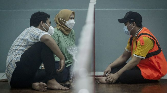 Warga Binaan Pemasyarakatan (WBP) (kanan) berbincang dengan keluarganya dalam sesi kedua layanan kunjungan tatap muka di Rumah Tahanan (Rutan) Kelas 1 Jakarta Pusat, Jakarta, Rabu (13/7/2022). ANTARA FOTO/Aprillio Akbar
