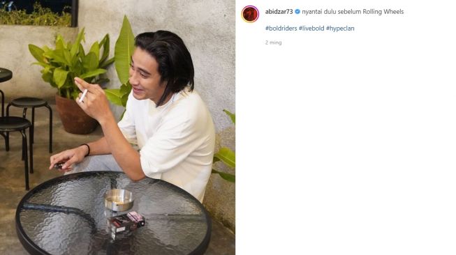 Gaya kece Abidzar dengan rambut gondrong (instagram/abidzar73)