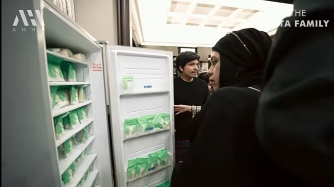 Aurel Hermansyah's breast milk stock (YouTube/AH)