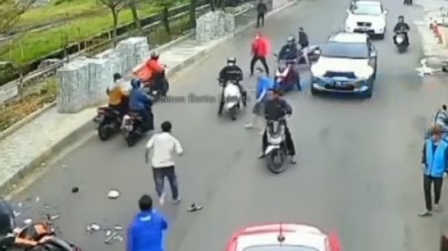 Dramatis Bak Film Action! Aksi Heroik Warga Pluit Kejar Maling Motor, Tendang Pelakunya hingga Nyusruk di Aspal