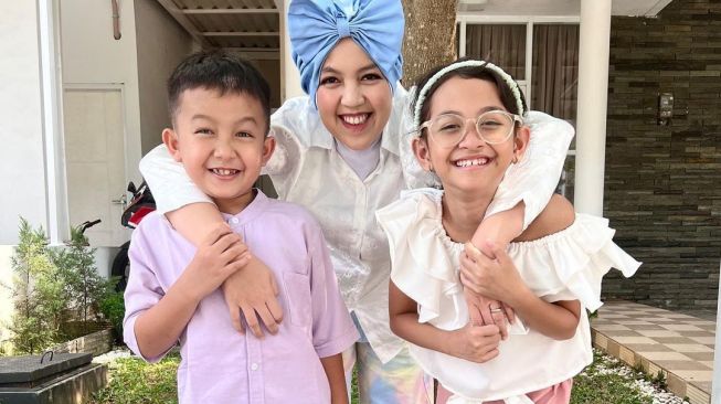 Dirumorkan Bukan Anak Rezky Aditya, Kekey Anak Wenny Ariani Bacakan Komentar Netizen