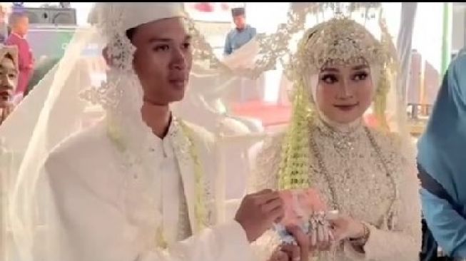 Nikahi Wanita Cantik Bak Bidadari dengan Mahar Rp250 Ribu, Pengantin Pria Ini Bikin Warganet Iri