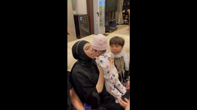 Ibu Atta Halilintar Girang Banget Akhirnya Gendong Cucu Pertama, Begini Reaksi Aurel Hermansyah