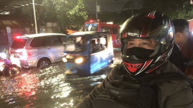 Jalan Patra Raya Jakarta Barat Banjir, Warga yang Melintas Terpaksa Balik Arah dan Cari Jalan Alternatif