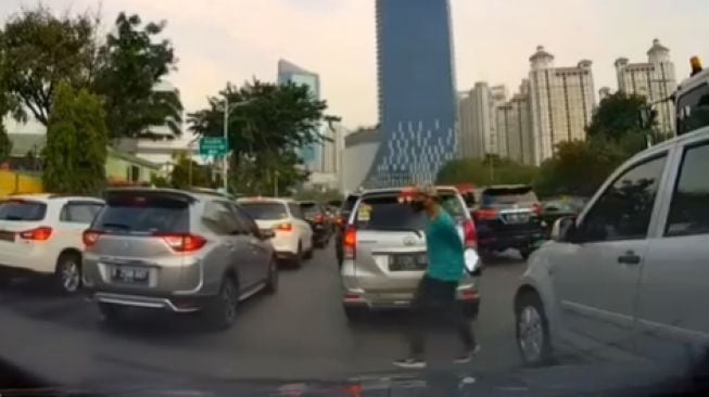 Viral! Bandit Jalanan Nekat Curi Spion Toyota Fortuner Yang Terjebak Macet Di Jalan S Parman