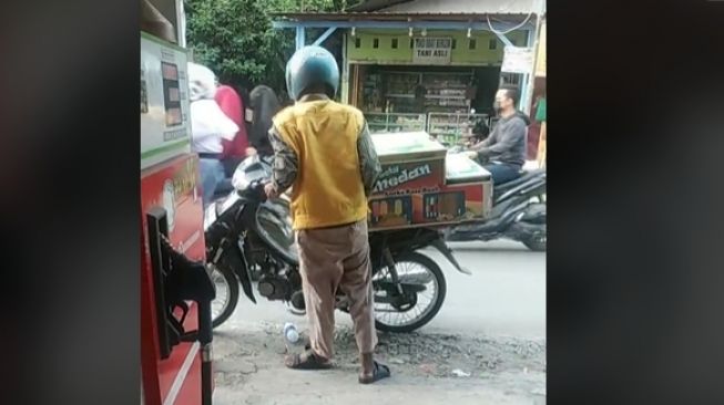 Dagangan Belum Laku Tapi Kehabisan Bahan Bakar, Pedagang Ini Nekat Beli Bensin dengan Barter Es Lilin