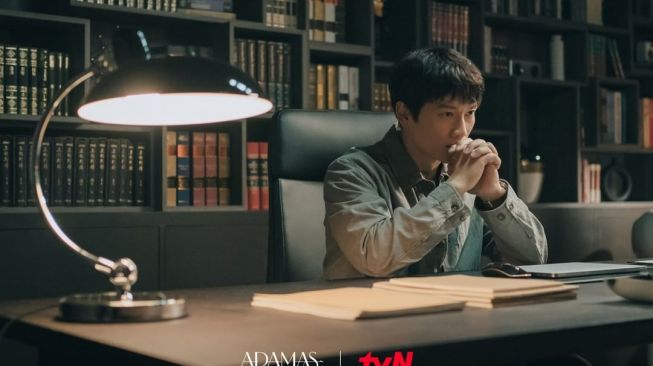 Potret Ji Sung di Adamas (Instagram/@tvn_drama)