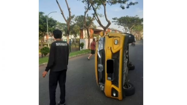 Honda Brio terguling usai menabrak bodi belakang Honda Freed yang terparkir (Instagram)