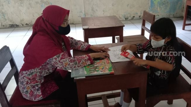 Azzam Ma'ruf Bi Qolbi (6), saat mengikuti proses belajar mengajar. [Suara.com/Ari Welianto) 