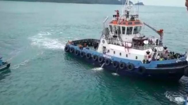 KMP Batumandi Kandas di Pulau Prajurit saat Menuju ke Pelabuhan Merak, Banten