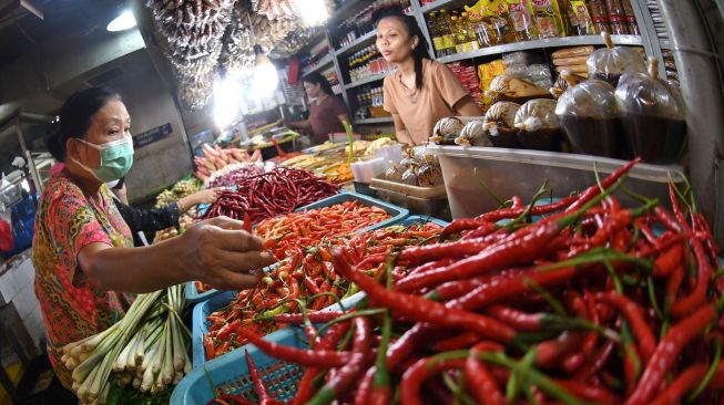 Pedagang melayani pembeli cabai merah di Pasar Senen, Jakarta, Rabu (13/7/2022). ANTARA FOTO/Aditya Pradana Putra
