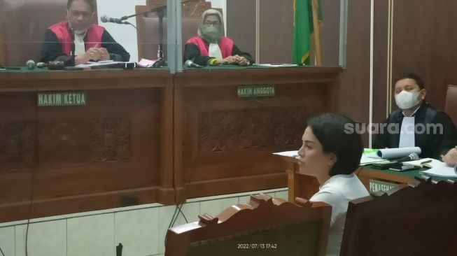 Niktia Mirzani menjadi saksi dalam sidang kasus pencemaran nama baik dengan terdakwa Isa Zega di Pengadilan Negeri Jakarta Selatan, Rabu (13/7/2022). [Rena Pangesti/Suara.com]
