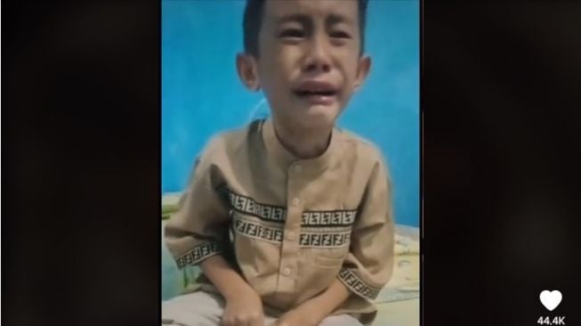 Viral Bocah Lelaki Nangis Tersedu-sedu Saat Belajar Baca, Ini Sebabnya