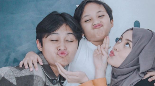 Putri Delina Syok Lihat Rizwan Anak Sule Pamer Foto Mesra Bareng Cewek