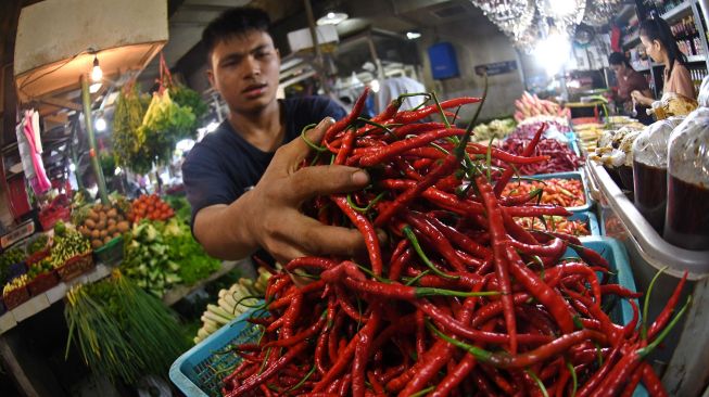 Pedagang mengambil cabai rawit merah untuk ditimbang di Pasar Senen, Jakarta, Rabu (13/7/2022). ANTARA FOTO/Aditya Pradana Putra