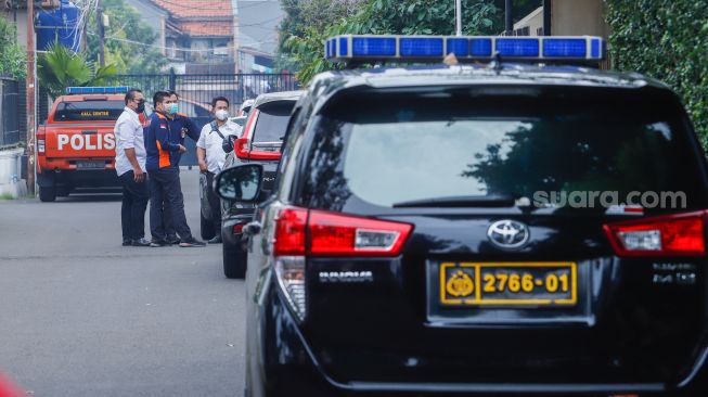 Polisi berjaga di depan rumah dinas Kadiv Propam Polri Irjen Pol Ferdy Sambo di Kompleks Polri DUren Tiga, Jakarta Selatan, Rabu (13/7/2022). [Suara.com/Alfian Winanto]
