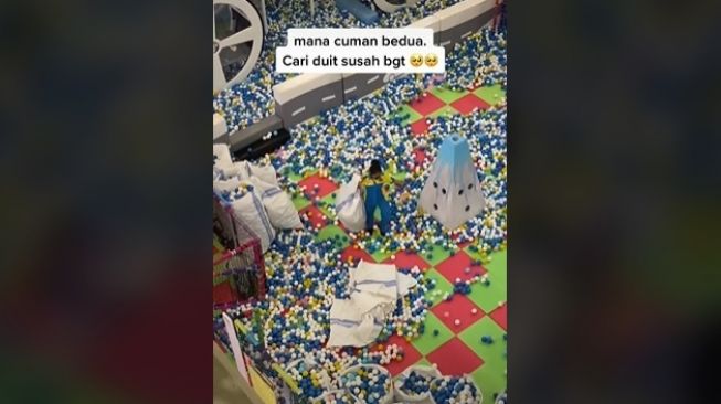 Salut, Dua Petugas Ini Bersih-bersih Wahana Mandi Bola, Warganet: Makasih Buat Anak-anak Happy Liburan Kemarin