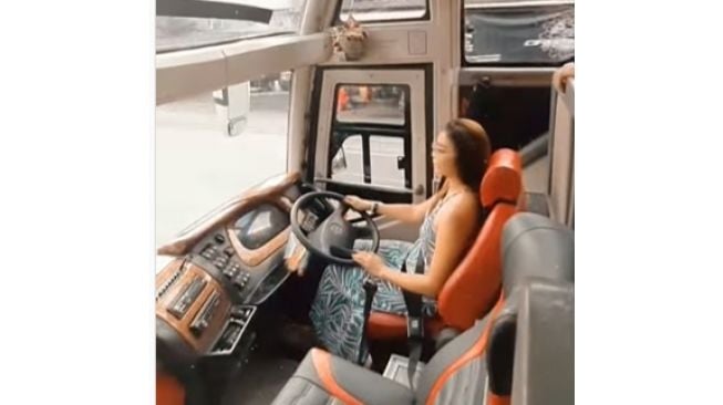 Sopir bus cantik dengan outfit daster membuat publik heran (Instagram)