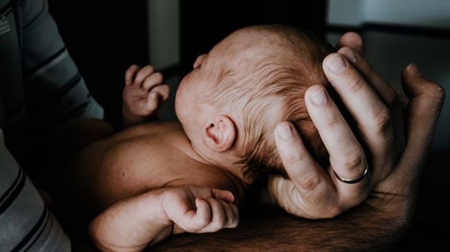Bayi Baru Lahir Dibuang Orang Tua, Ditemukan Terbungkus Karung Beras