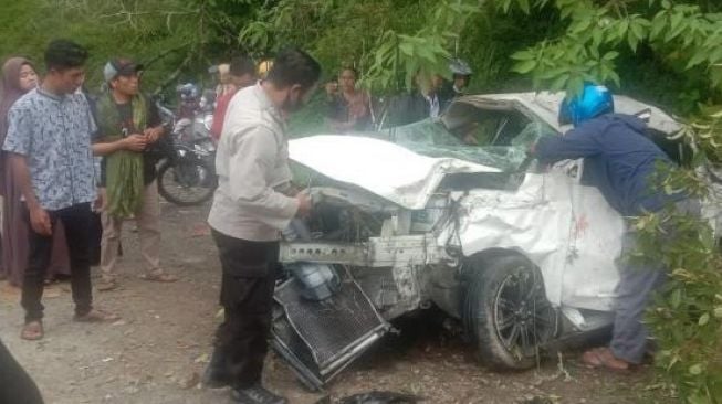 Mau Antar Keluarga ke Pesantren, Mobil Terjun Bebas ke Jurang 3 Orang Tewas