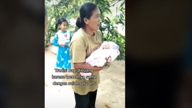 Weton Bayi Ini Sama dengan Orang Tuanya, Tradisi 'Buang Bayi' Dilakukan untuk Buang Sial