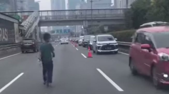 Pria ODGJ Berkeliaran di Tol Semanggi, Jalan Kaki di Tengah Tol hingga Halang-halangi Pengendara Mobil