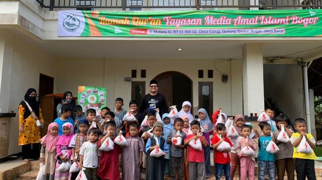 Ketum Yayasan MAI Sebar Daging Kurban ke 5 Wilayah Binaan