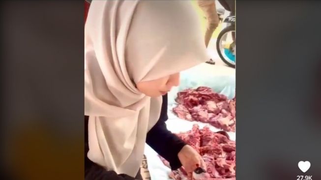 Bikin Geli, Gadis Ini Tak Ragu Makan Mata Sapi Mentah yang Baru Dikurban